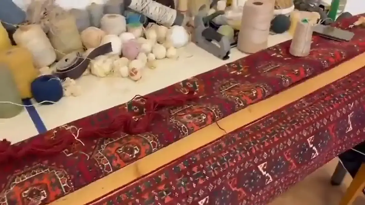 Rinçage à grande eau d'un tapis d'Orient dans l'atelier Atelier Royale