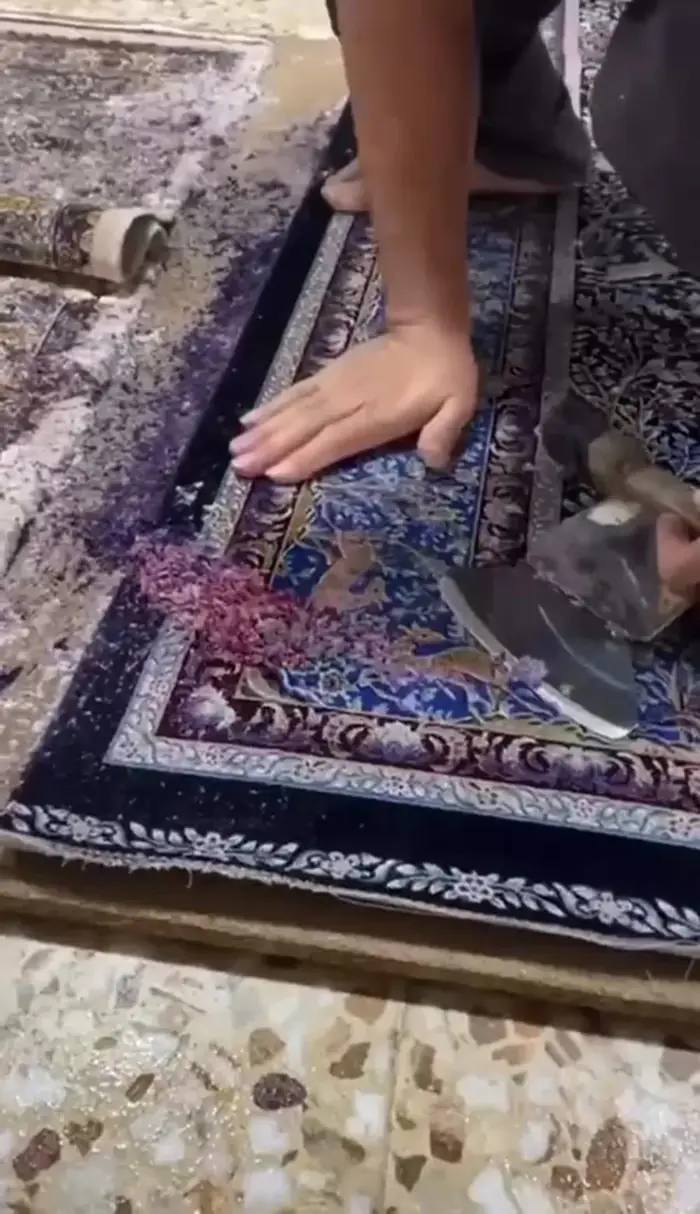 Lavage d'un tapis persan en atelier — vidéo de l'atelier Atelier Royale
