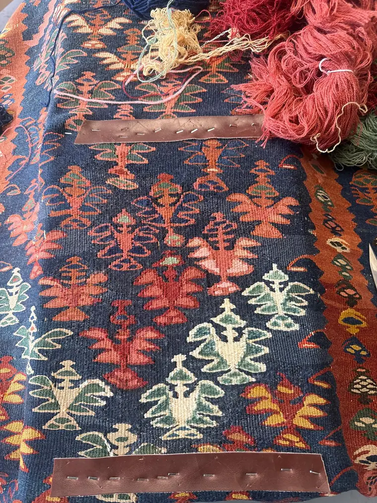 Kilim tendu sur son métier pendant la reprise du tissage
